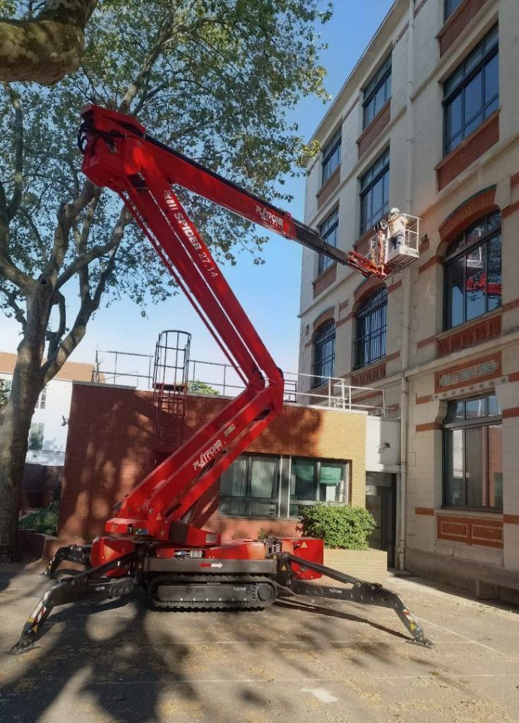 Location nacelle araignée chenilles façade bâtiment scolaire Villeneuve-la-Garenne