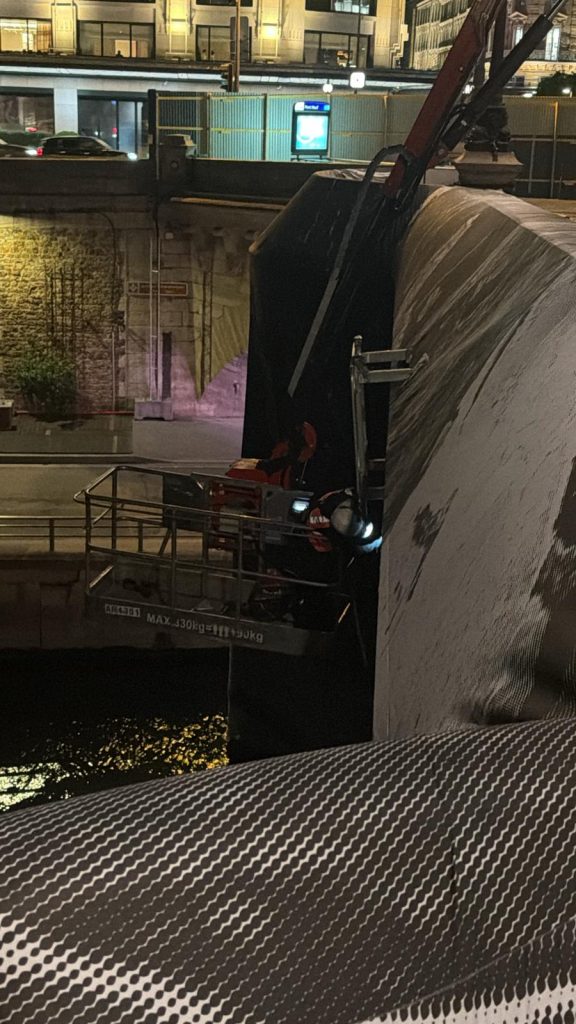 Nacelle araignée en intervention sous l'arche du Pont Neuf au-dessus de la Seine de nuit - Paris 75