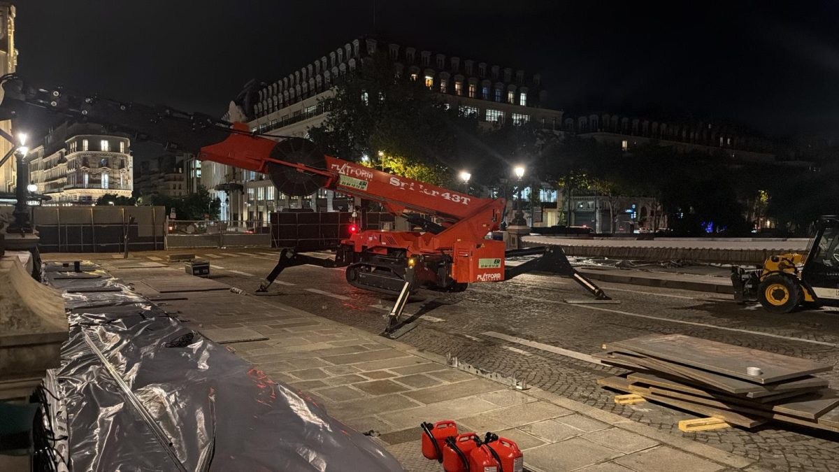 Nacelle araignée Platform Basket Spider 43T de nuit sur le parvis du Pont Neuf Paris - Chantier JR Caverne 2026