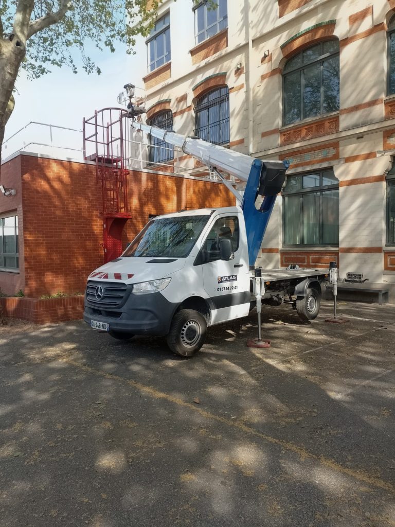 Nacelle sur camion Mercedes Sprinter intervention façade Villeneuve-la-Garenne 92